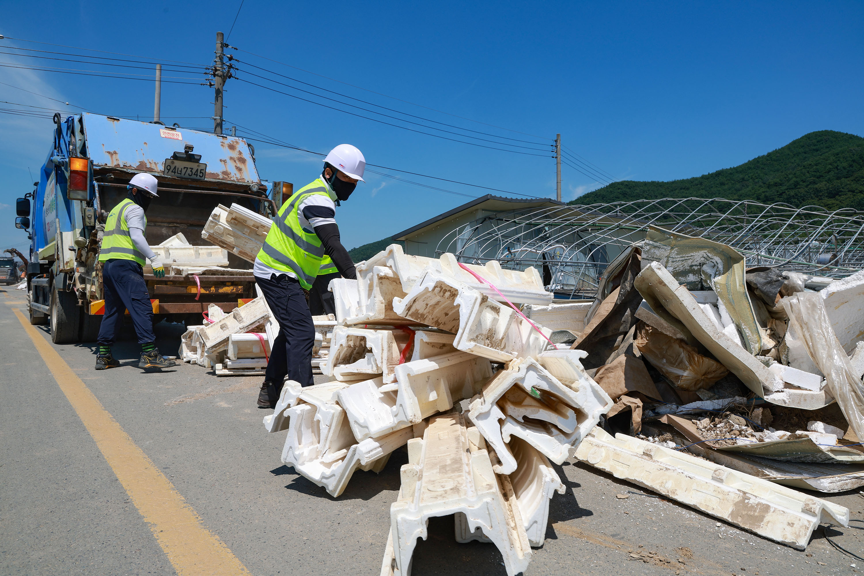 산청 환경미화원, 휴식 마다하고 피해 복구 전념 5